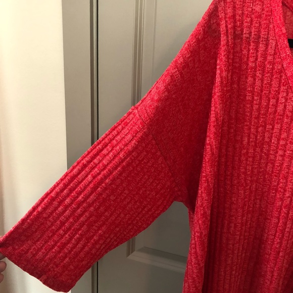 Plus Size Red Ribbed V-Neck Tee - Picture 3 of 5